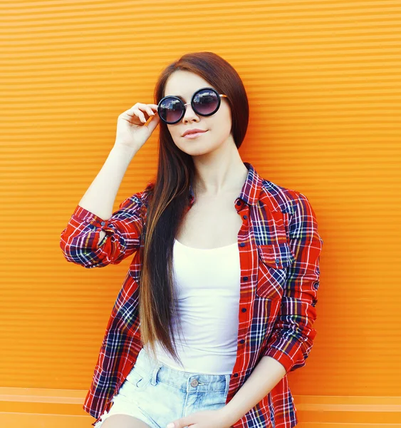 Mode portret mooie vrouw in zonnebril en geruite shirt — Stockfoto