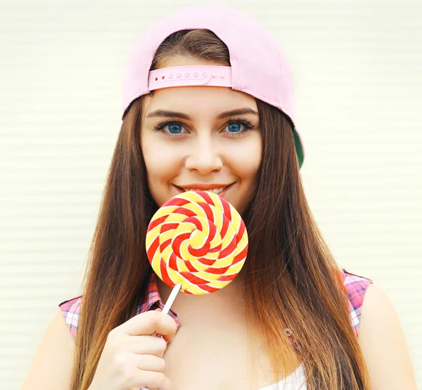 Retrato chica joven bastante cool con una gorra de béisbol rosa con — Foto de Stock