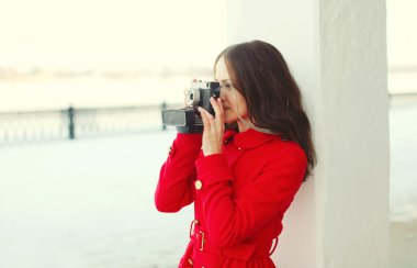 Kışın retro vintage fotoğraf makinesi ile oldukça esmer genç kadın 