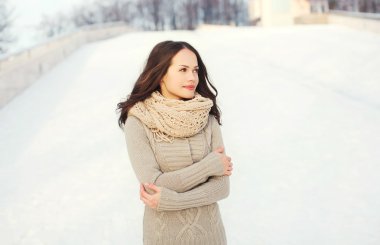 Örme kazak kış günü açık havada giyen güzel kadın
