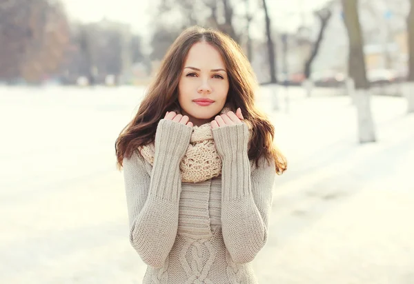 Mujer bonita con un suéter de punto y bufanda al aire libre en ganar —  Fotos de Stock