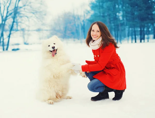 Invierno y la gente feliz sonriente joven propietaria divirtiéndose w — Foto de Stock