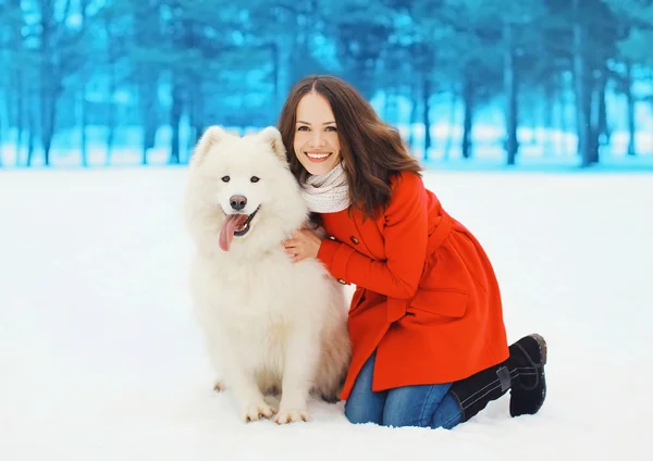 Winter and people concept - happy smiling woman having fun with — Stock Photo, Image