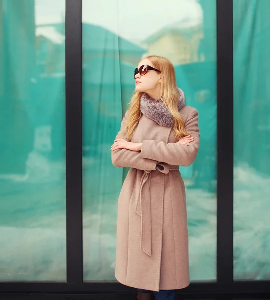 Krásná elegantní blond žena nosí kabát bundu a sunglas — Stock fotografie