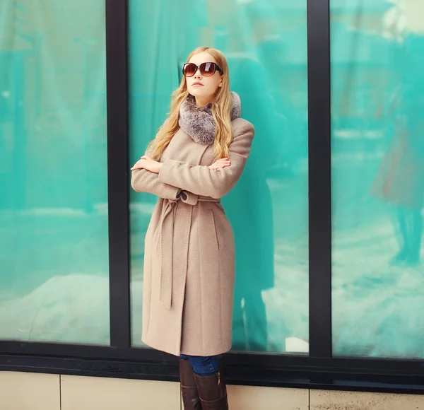 Szép elegáns szőke nő visel egy kabát kabát, és a sunglas — Stock Fotó