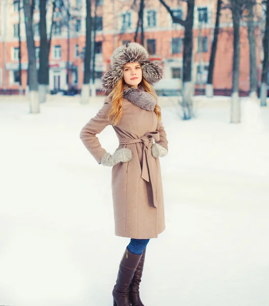 Szép nő visel egy kabát kabát és kalap alatt a hó a téli, így főzte — Stock Fotó