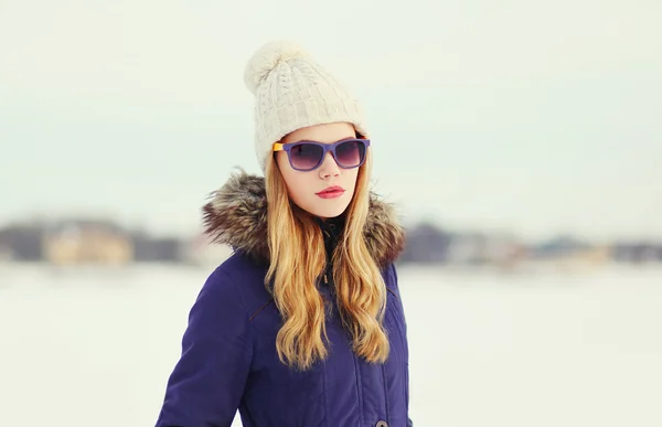 Mujer rubia bonita usando una chaqueta, sombrero y gafas de sol al aire libre — Foto de Stock