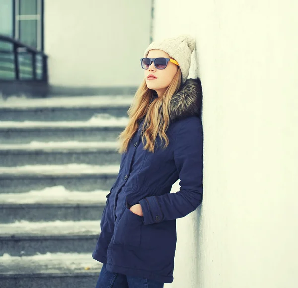 Красивая блондинка в куртке, шляпе и солнцезащитных очках — стоковое фото
