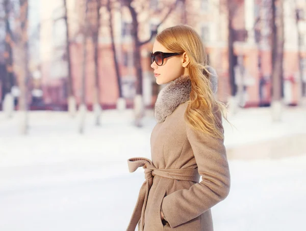 Stående vackra elegant kvinna som bär en päls jacka och sungl — Stockfoto