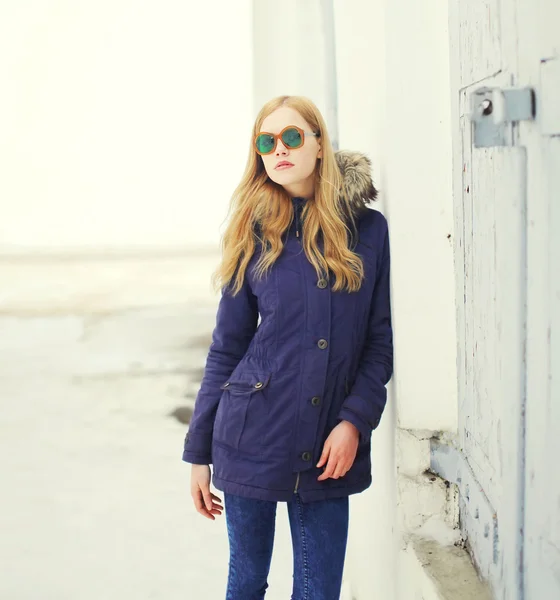 Mujer rubia bonita usando una chaqueta y gafas de sol al aire libre — Foto de Stock