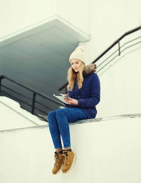 Stylová krásná dívka sedící pomocí digitálního počítače tablet pc v městě — Stock fotografie