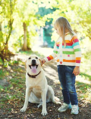 Mutlu labrador retriever köpek ve çocuk yaz gün