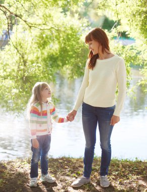 Mutlu anne ve çocuk güneşli yaz günde yürüyüş