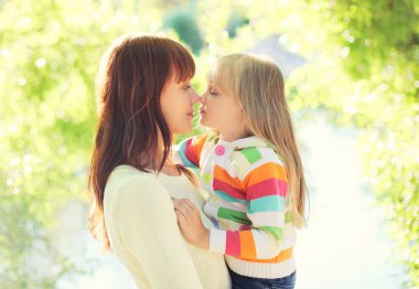 Mutlu anne ve çocuk güneşli yaz günde birlikte