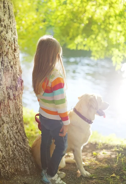 Little child with Labrador retriever dog dreams in summer park n — Stock Photo, Image