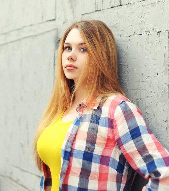 Portre genç kız şehirde bir kareli gömlek giymiş