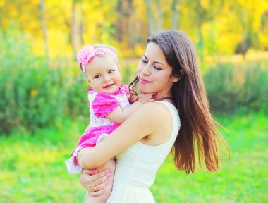 Mutlu genç anne ve bebek yaz gün ellerinde