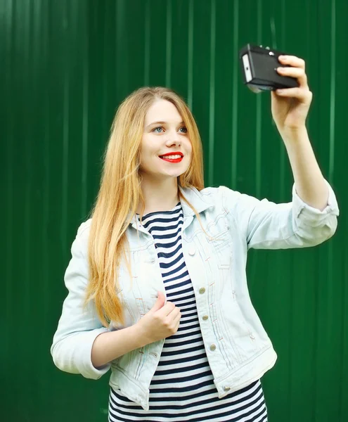 Feliz joven sonriente hace autorretrato en la cámara en la ciudad — Foto de Stock