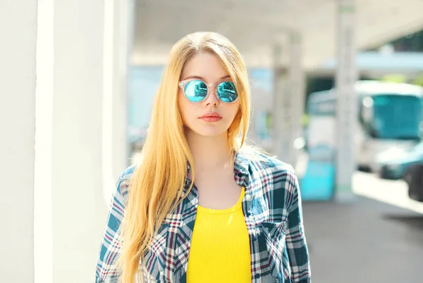 Retrato chica joven rubia con una camisa a cuadros y sunglas —  Fotos de Stock