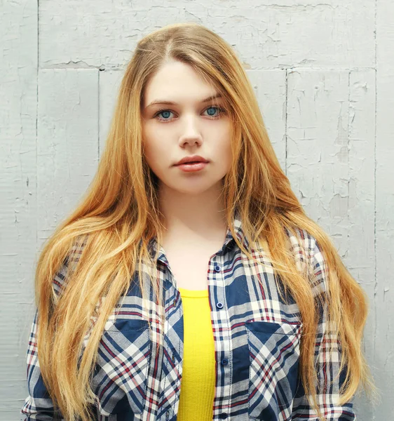 Retrato menina bonita vestindo uma camisa xadrez na cidade — Fotografia de Stock