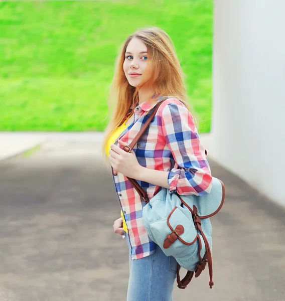 Портрет девушки в рубашке с рюкзаком на открытом воздухе в Си — стоковое фото