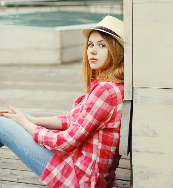 Niña usando una camisa rosa y sombrero de verano sentado descansando i —  Fotos de Stock