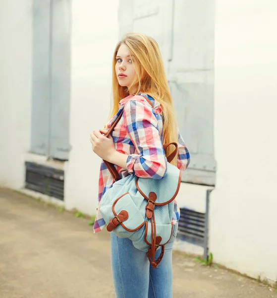 Young girl wearing shirt with backpack outdoors in city — Stock Photo, Image