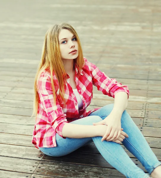 Niña usando una camisa rosa sentada descansando en la ciudad —  Fotos de Stock