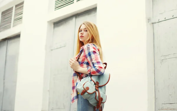 Mladá dívka s batohem chůzi ve městě — Stock fotografie