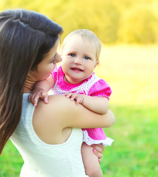 Feliz bebé en las manos madre en el día de verano —  Fotos de Stock