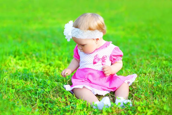 여름 날에 잔디에 앉아 귀여운 작은 아기 — 스톡 사진