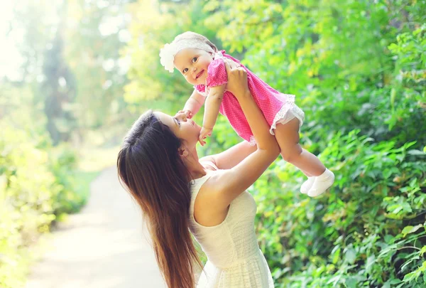 Happy young mother and baby having fun together in summer day — Stock Photo, Image