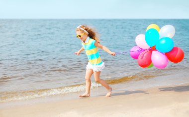 Yaz plaj oynamaya çalışan colorfu ile mutlu gülümseyen çocuk