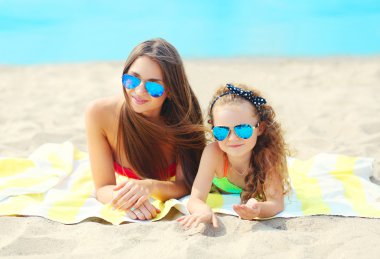 Yaz tatili, gevşeme, seyahat - portre anne ve çocuk 