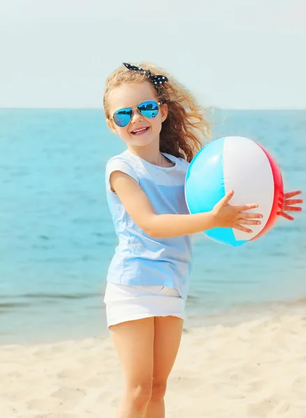 Feliz niña sonriente jugando con agua inflable ba — Foto de Stock