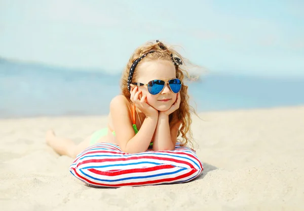 Yaz tatili, gevşeme, seyahat kavramı - portre çocuk düşünüyorsun — Stok fotoğraf
