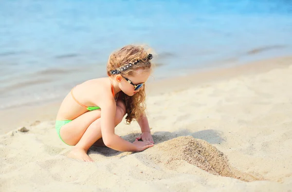 Tatil yaz, kavram - küçük kız çocuk plaj pla üzerinde seyahat — Stok fotoğraf