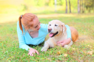 Sahibi kadın ve Golden Retriever köpek ciğeri üzerinde yalan gülümseyen mutlu