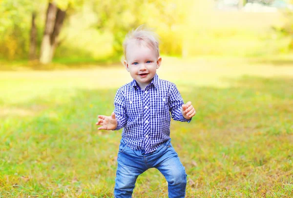Stående glada leende pojke barn utomhus promenader i soliga pa — Stockfoto