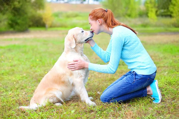 Boldog tulajdonosa nő megcsókolta Golden Retriever kutya Park — Stock Fotó