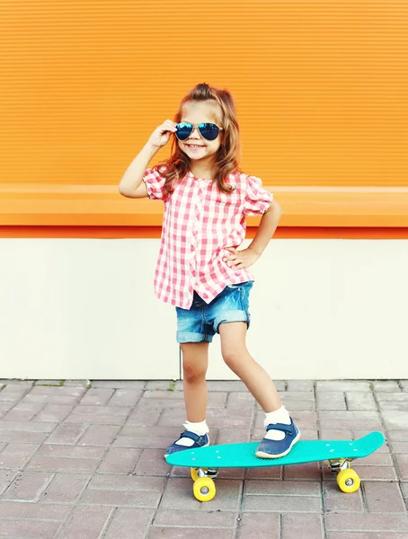 Mode barn - leende eleganta lilla flicka med skateboard — Stockfoto