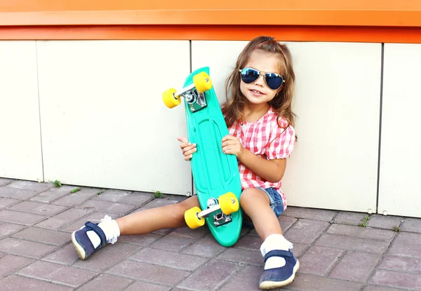 Fashion kid concept - stylisches kleines Mädchen mit Skateboard — Stockfoto