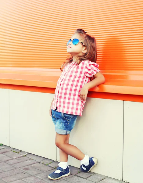 Niña de moda con gafas de sol y shi a cuadros —  Fotos de Stock