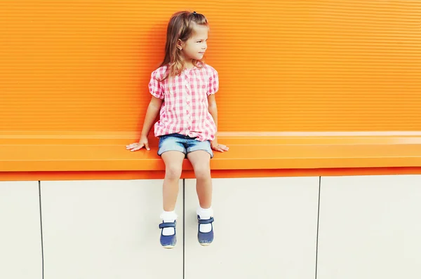 Klein meisje kind draagt een zonnebril mode en geruite shi — Stockfoto