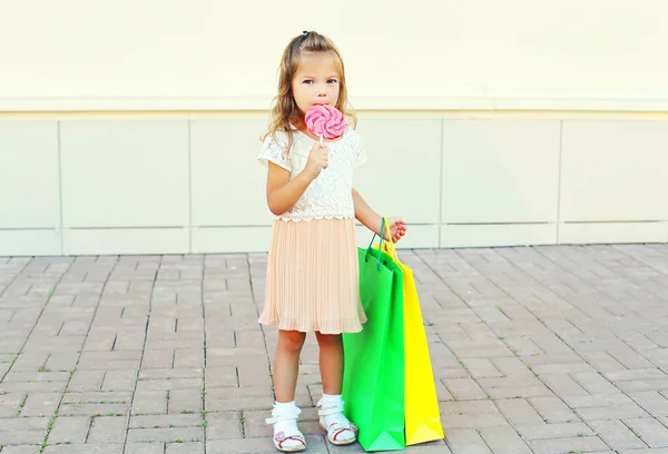 Bambina felice con dolce caramello lecca-lecca e colorato — Foto Stock