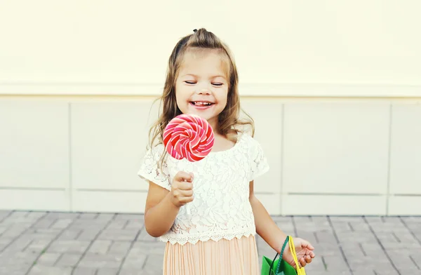 Felice sorridente bambina con dolce caramello lecca-lecca havi — Foto Stock