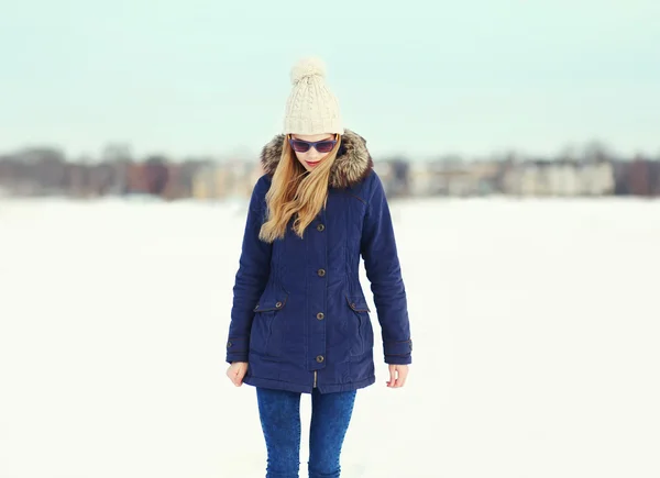 Portrét módní blondýna nosí sako, klobouk a sunglasse — Stock fotografie