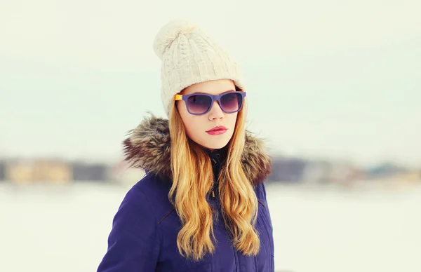 Portrait fashion blonde girl wearing a jacket, hat and sunglasse — Stock Photo, Image