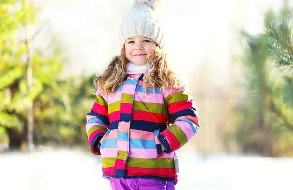 Joyeux petit enfant marchant en hiver journée ensoleillée — Photo