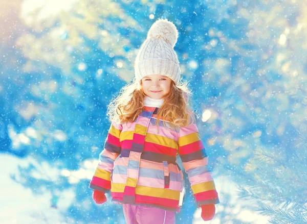 Gelukkig klein kind in wandelen in de winterdag over sneeuw — Stockfoto